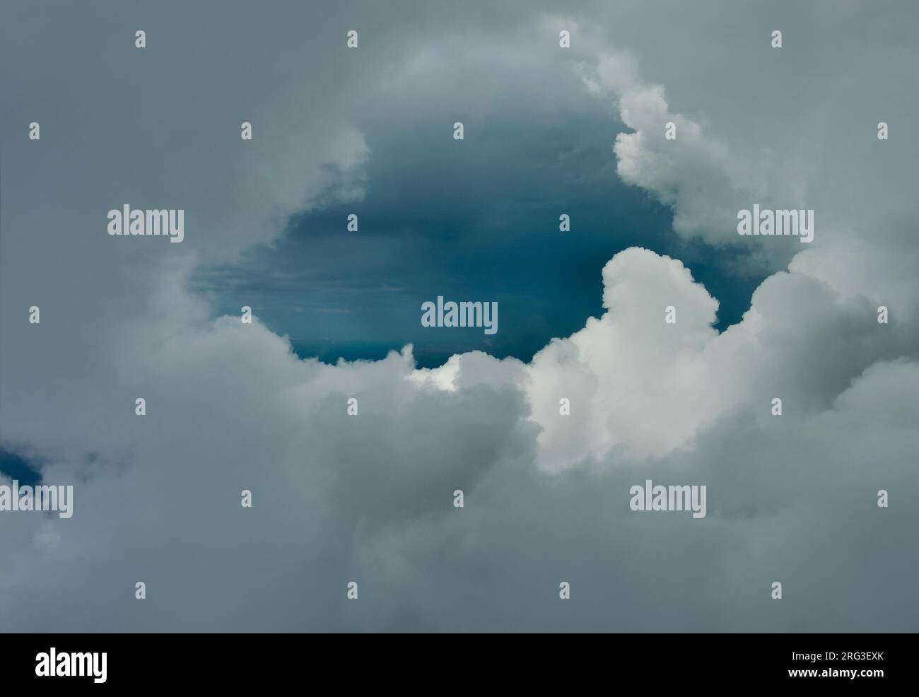 Blaues, stumpfes Loch in Wolken Stockfoto