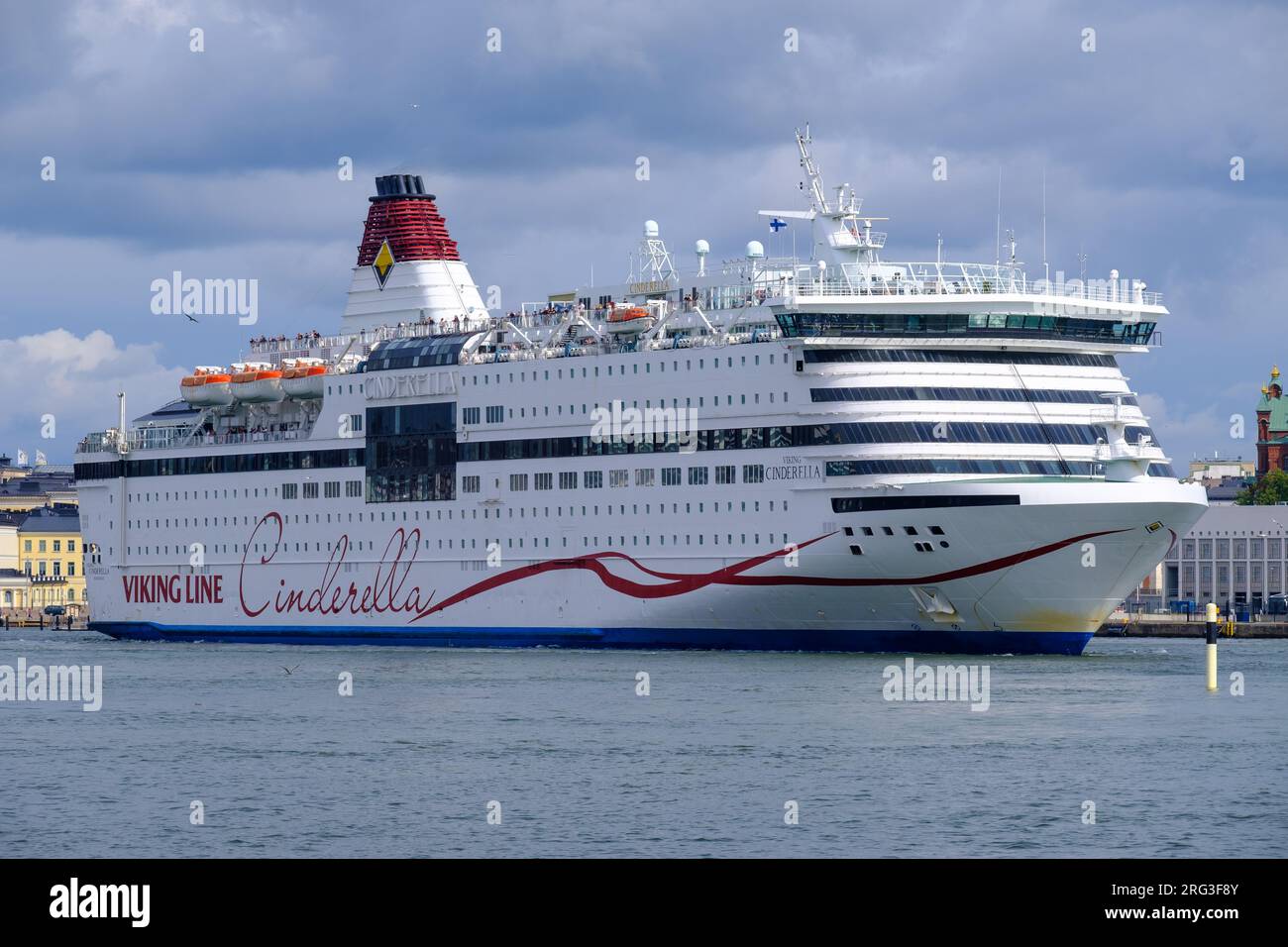 Helsinki/Finnland - 28. JULI 2023. Der von der Viking Line betriebene MS Viking Cinderella fährt vom Handelshafen Katajanokka ab. Stockfoto