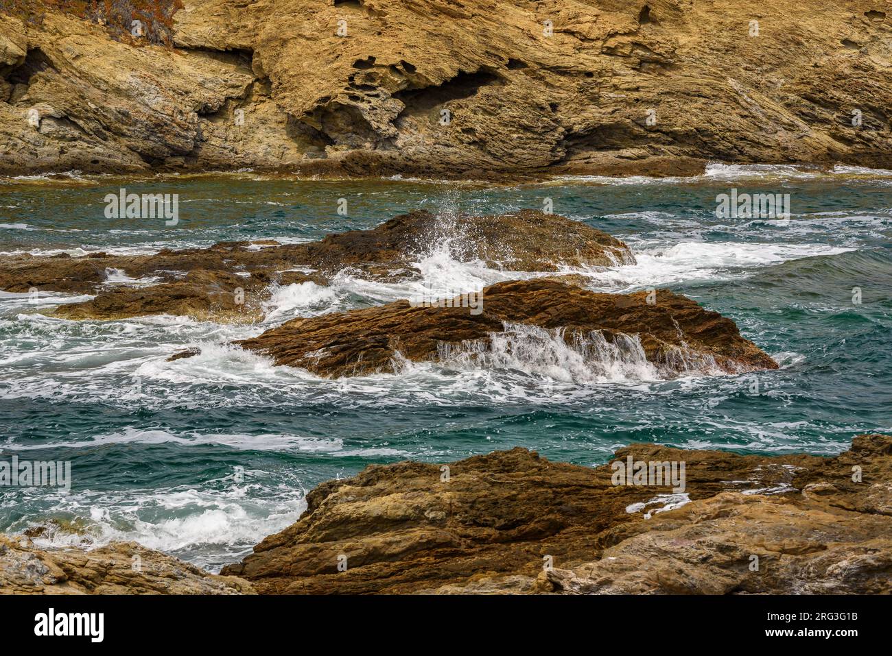 Felsen und Wellen an der Küste nahe Port de la Selva, nördlich von Cap de Creus (Alt Empordà, Girona, Katalonien, Spanien) ESP: Rocas y olas en la Costa Brava Stockfoto