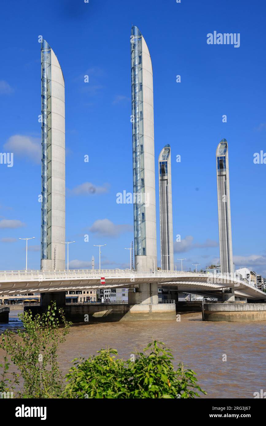 Le pont levant Jacques Chaban-Delmas sur la Garonne à Bordeaux, Frankreich, Europa Stockfoto