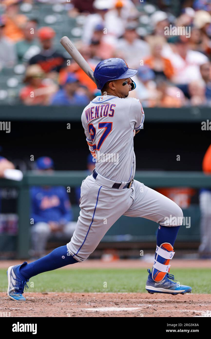 BALTIMORE, MD - 06. AUGUST: New York Mets Dritter Baseman Mark Vientos (27) schlägt während des Spiels gegen die Baltimore Orioles am 6. August 2023 im Oriole Park bei Camden Yards. (Joe Robbins/Image of Sport) Stockfoto