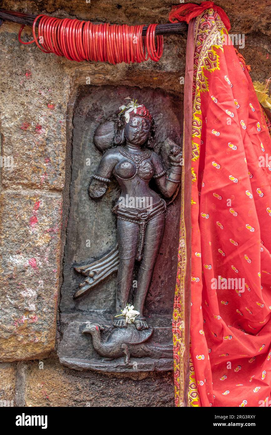 07 21 2007 Vintage Black Stone Yogini Riding Peacock at Chausanti 64 Yogini Temple, Hirapur, Orissa, Indien Asien Stockfoto
