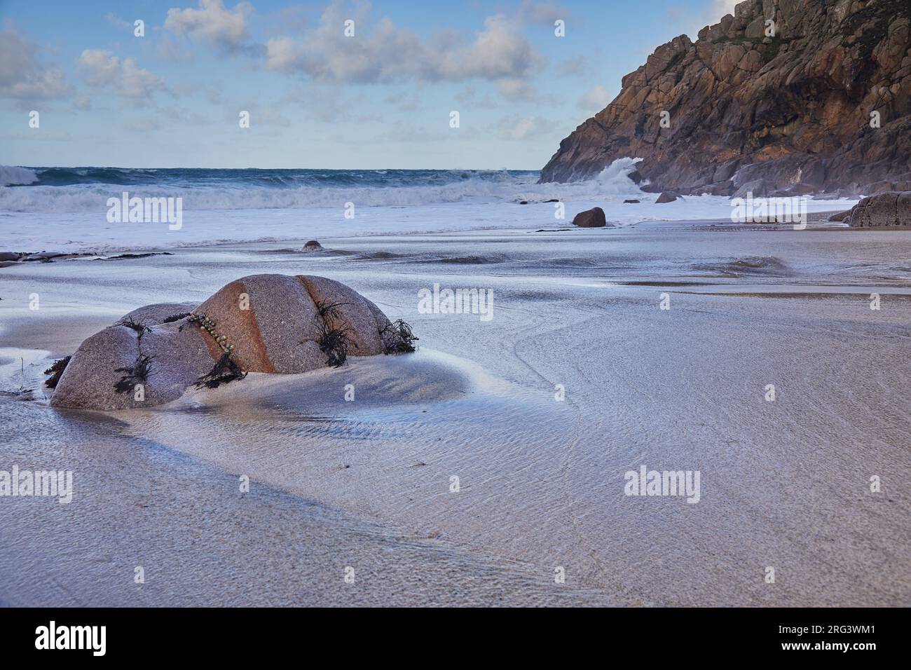 Sand, Felsen, Klippen und Atlantikwellen; Portheras Cove, Pendeen, an der Atlantikküste, im äußersten Westen von Cornwall, Großbritannien. Stockfoto