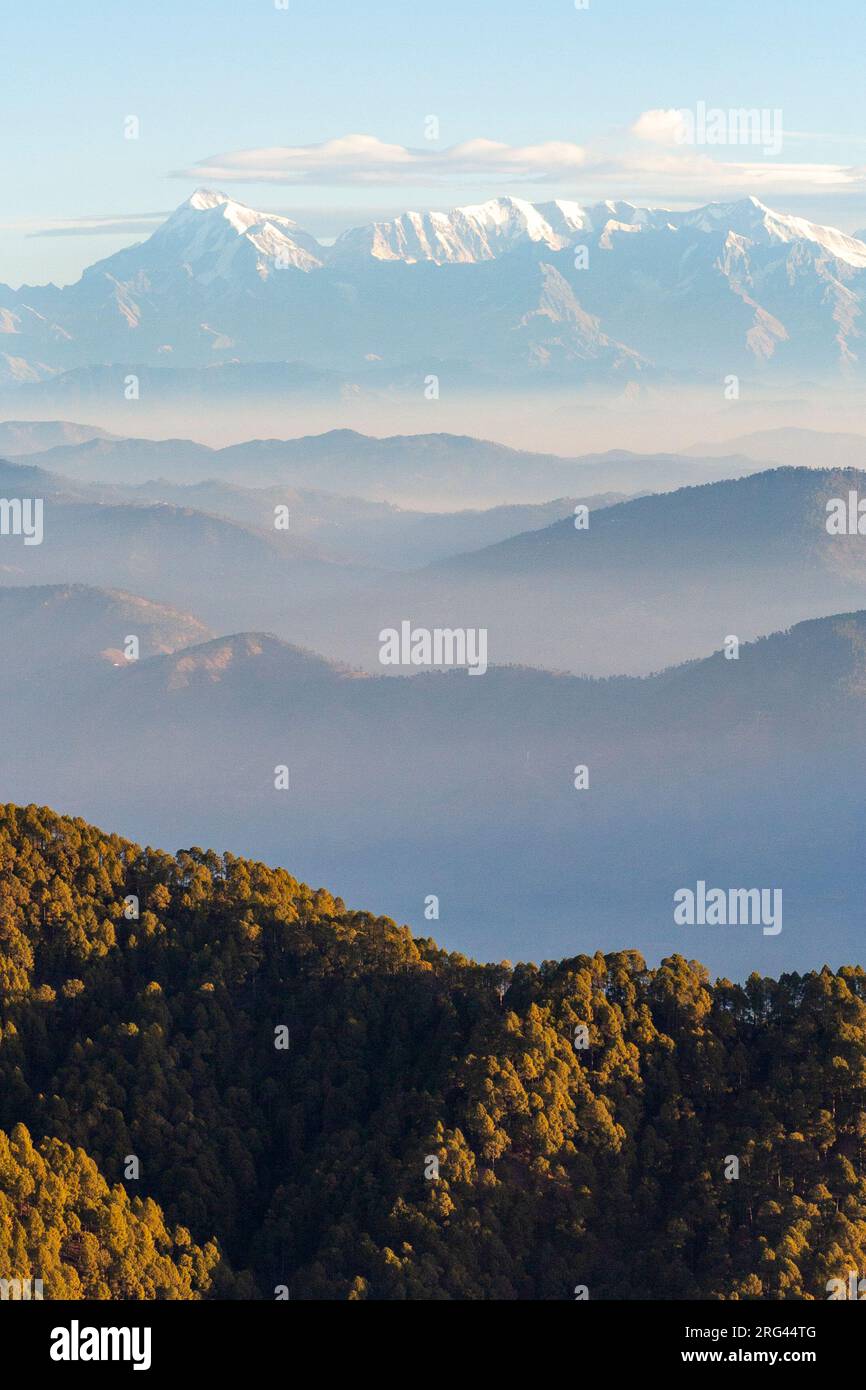 Landschaftsbau Des Himalaya. Der hohe Himalaya aus der Ferne gesehen. Stockfoto