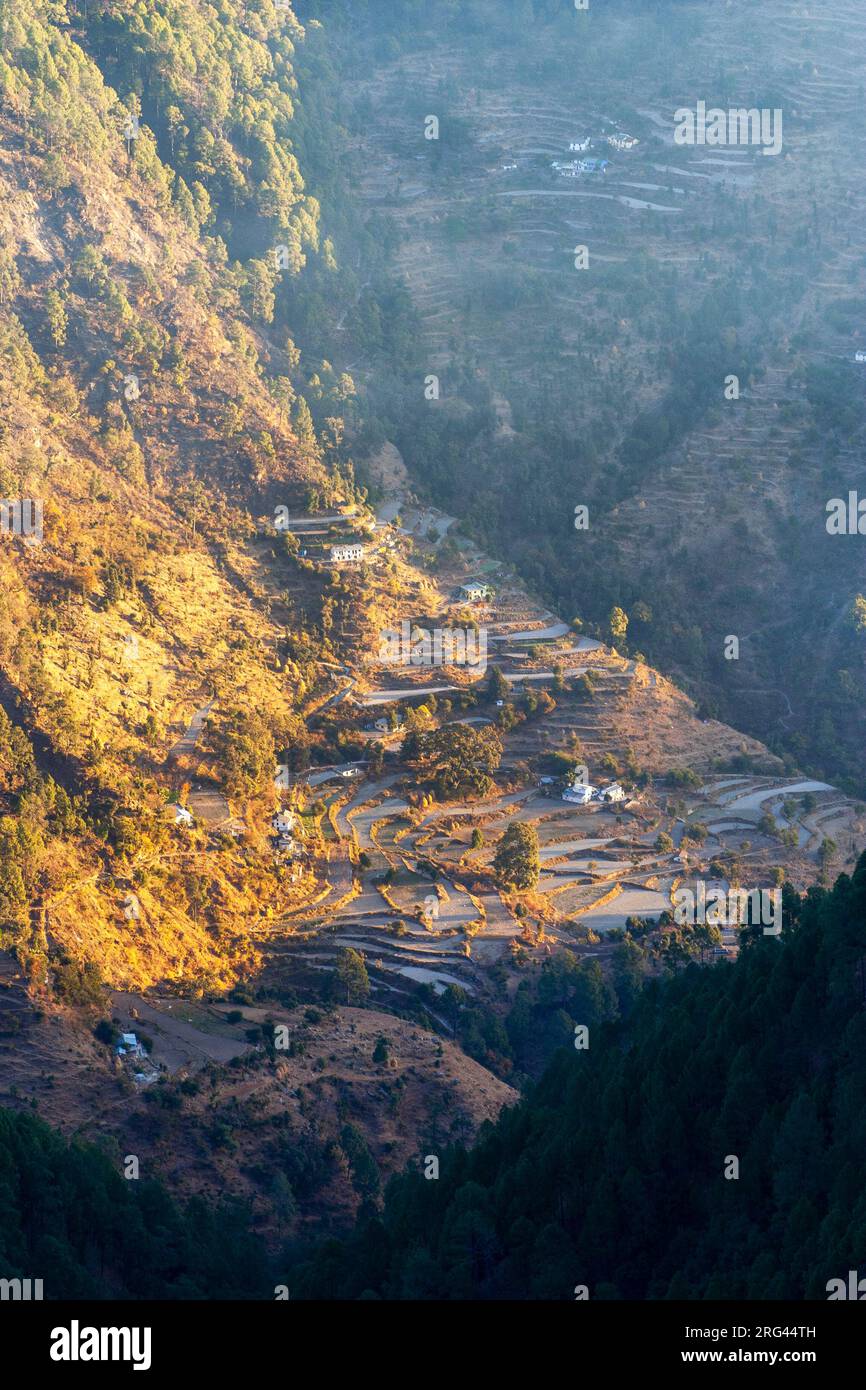 Landschaft Des Himalaya. Inter-Himalaya-Tal mit einem kleinen ländlichen Dorf. Stockfoto