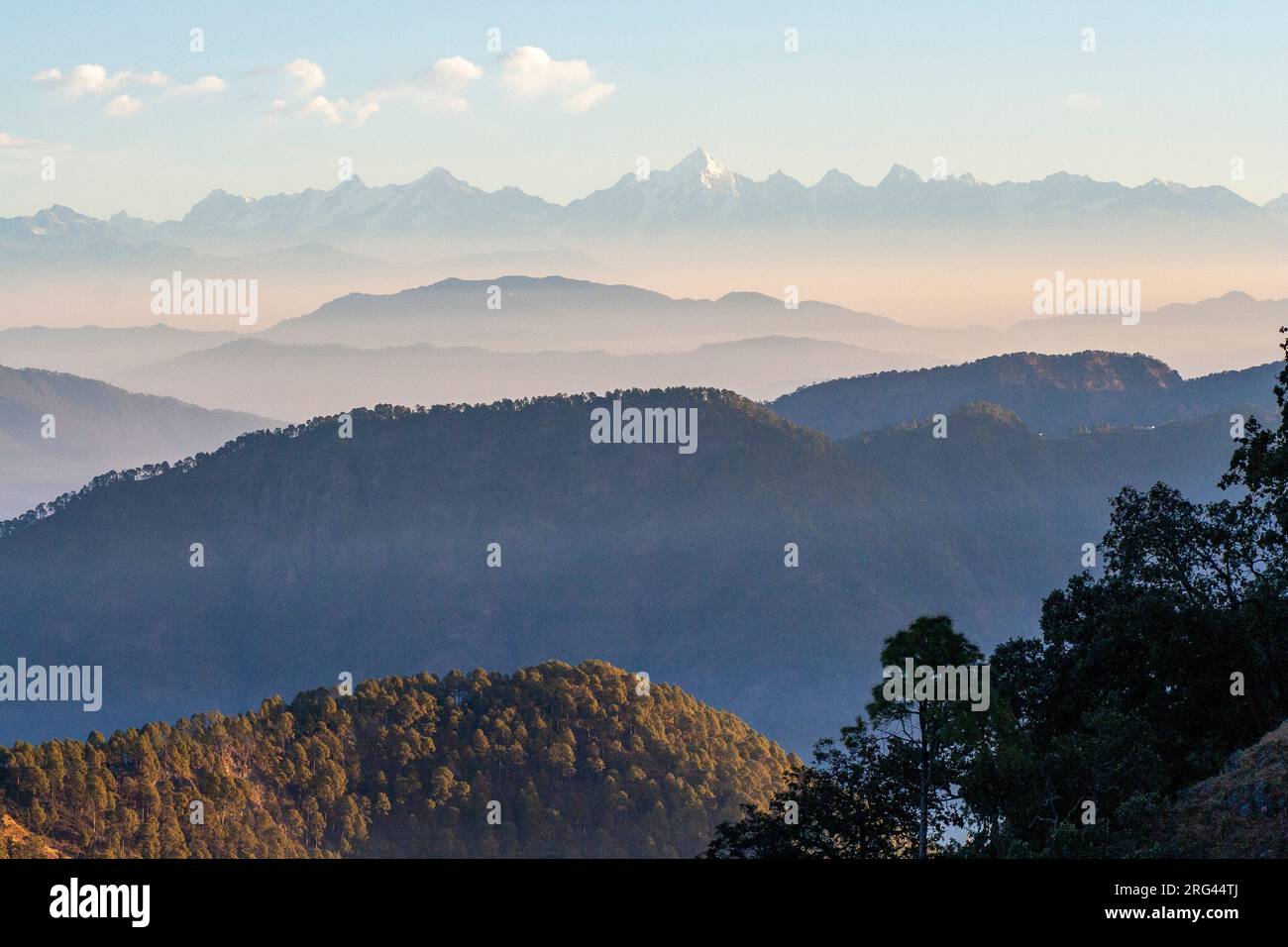 Landschaftsbau Des Himalaya. Der hohe Himalaya aus der Ferne gesehen. Stockfoto