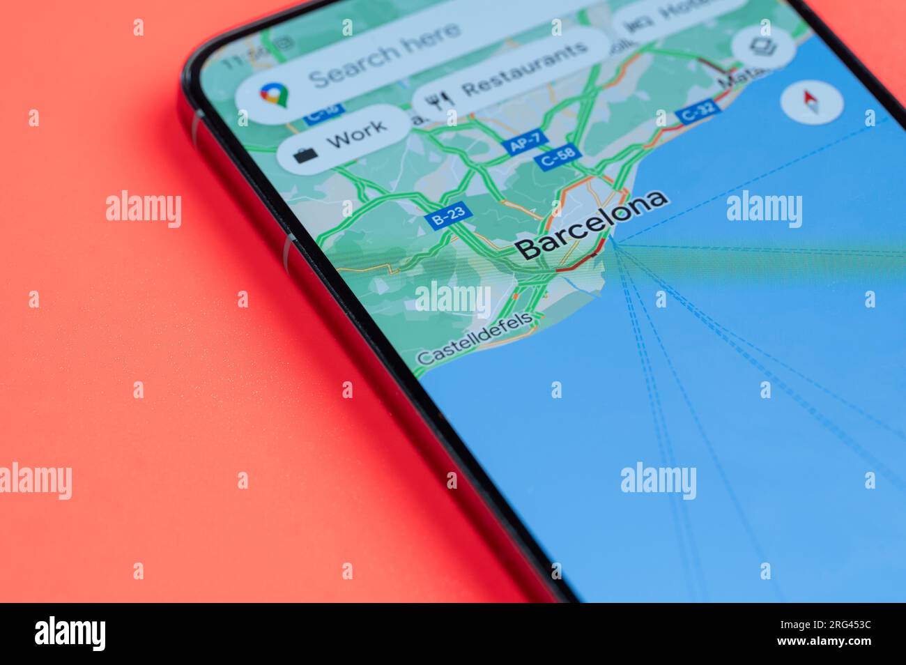 New York, USA - 21. Juli 2023: Die beste Route durch Verkehrsstaus in Barcelona auf dem Smartphone-Bildschirm Nahaufnahme mit rotem Hintergrund Stockfoto