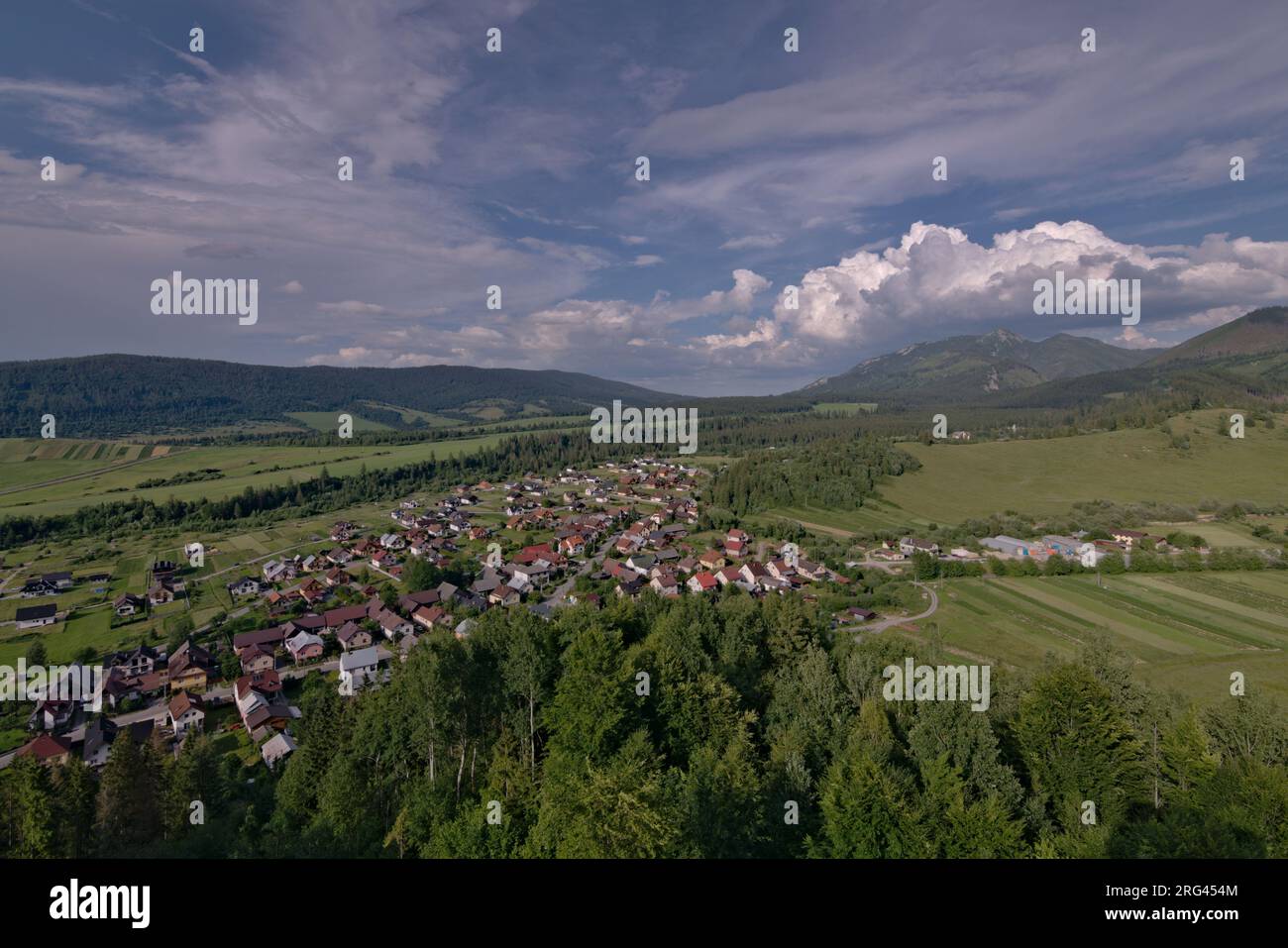 Blick vom Aussichtsturm auf die Stadt Zuberec in der Region Orava. West Tatra Hochgebirge, Slowakei. Stockfoto