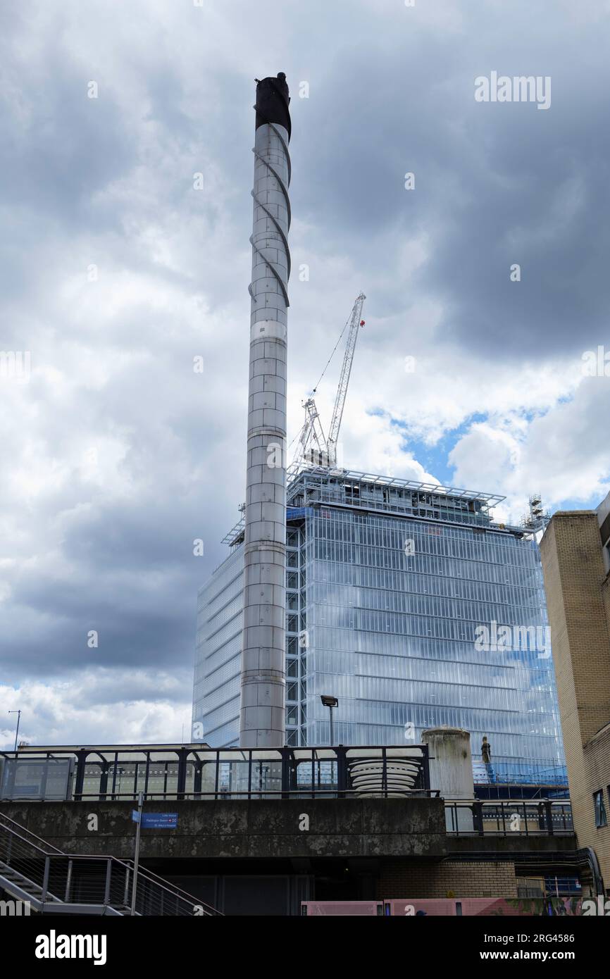 London - 05 29 2022: Blick auf den Kamin des St. Mary's Hospital vom Merchant Square Stockfoto