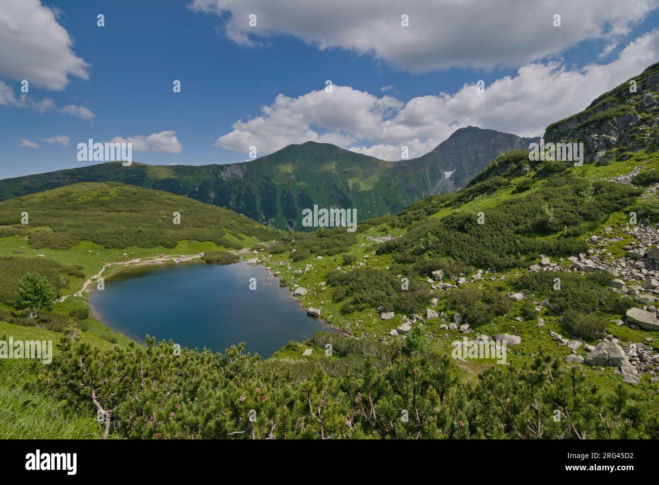 Blick auf einen der vier Rohacske plesa Bergseen im Vysoke Tatry-Gebirge. Seen liegen 1719 Meter über dem Meer und sind von Berggipfeln umgeben. Stockfoto