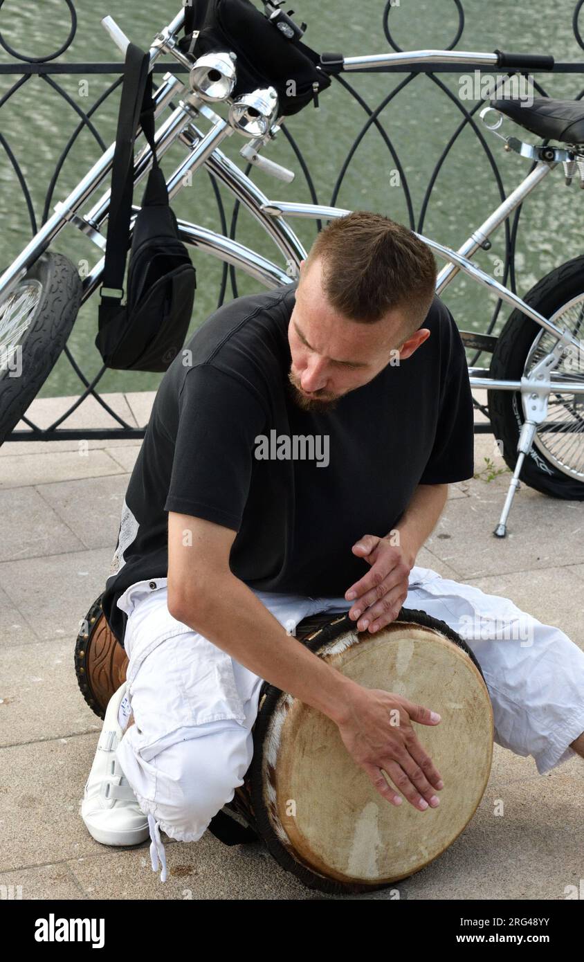 Moskau, Russland - Aug 04. 2023. Ein Mann spielt die Djembe-Trommel auf der Straße in Moskau, Russland Stockfoto