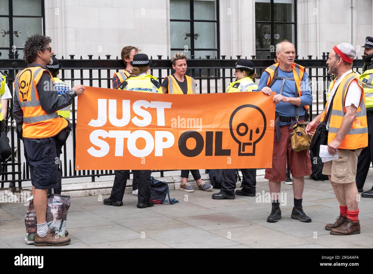 Stoppen Sie nur, dass Ölaktivisten von der Polizei in London festgehalten werden, und setzen Sie sich dafür ein, dass die Regierung alle zukünftigen Lizenzen und die Produktion fossiler Brennstoffe unterbricht. Stockfoto