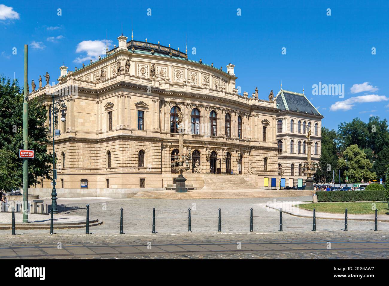 Blick auf das Rudolfinum - die Heimat des tschechischen Philharmonischen Orchesters in Prag. Stockfoto