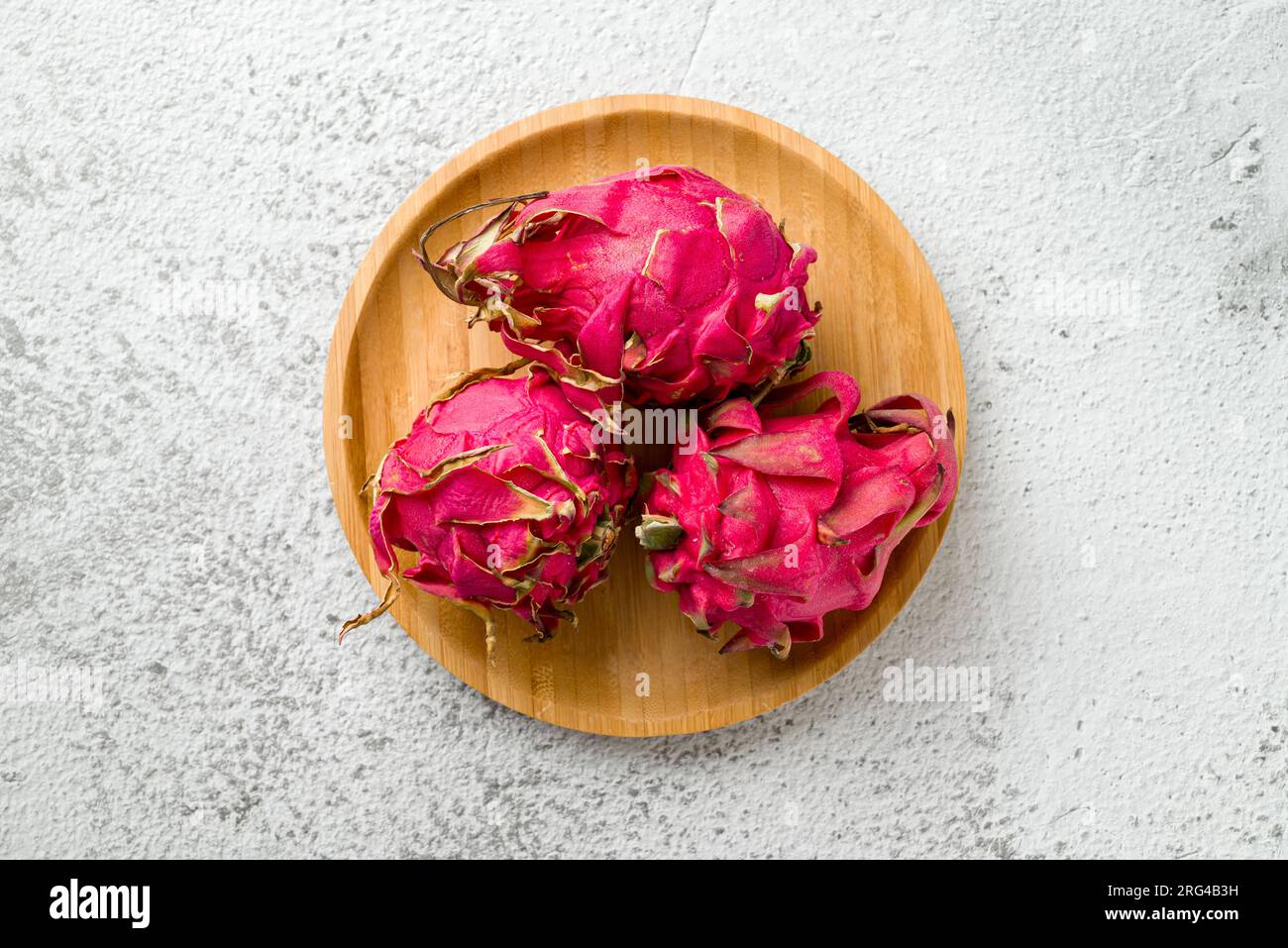 Reife rote Drachenfrucht auf einem Steintisch Stockfoto