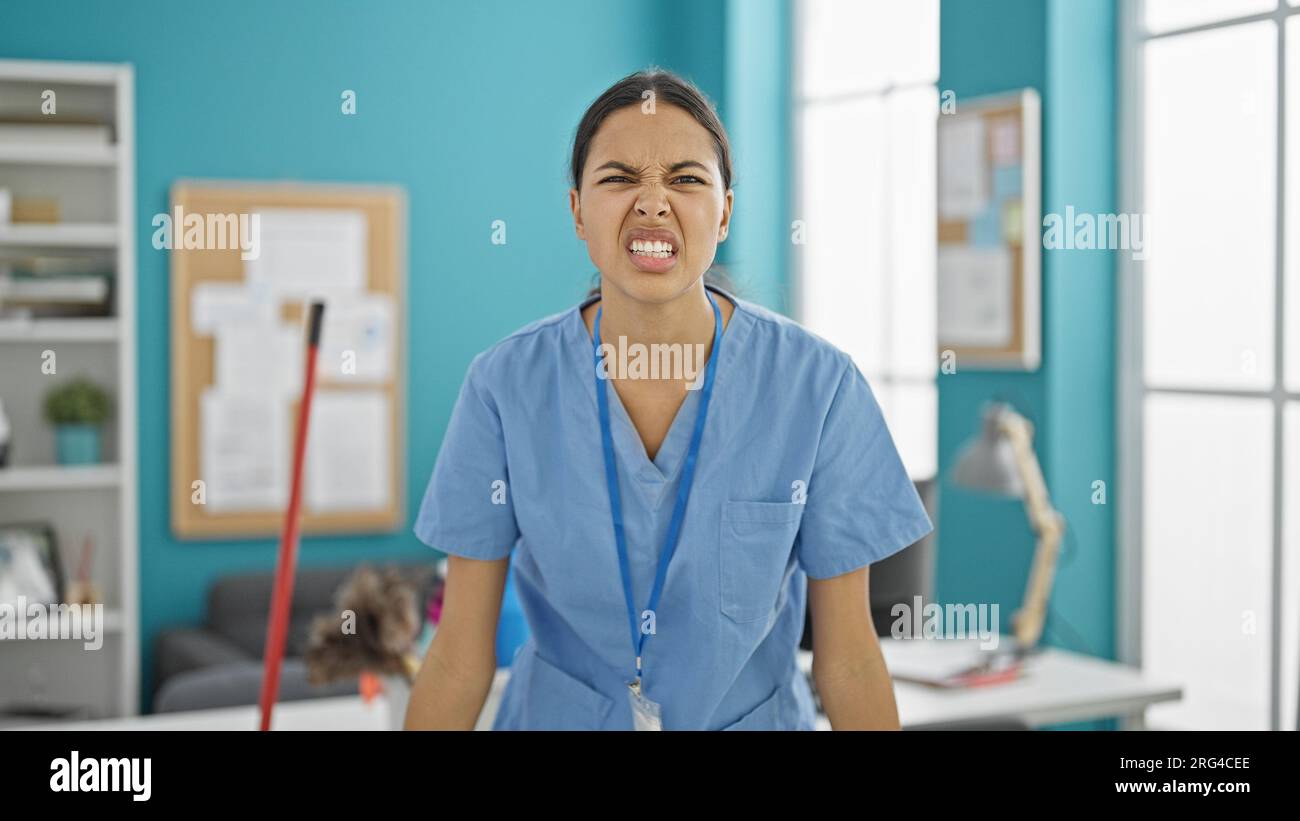 Eine afroamerikanische Reinigungskraft, die wütend im Büro schreit Stockfoto
