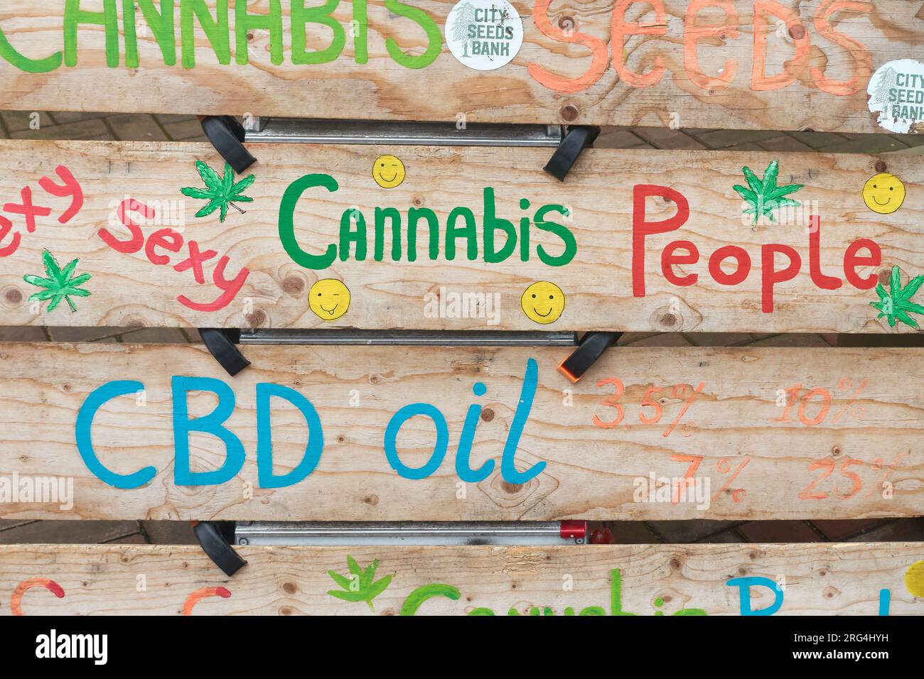 Amsterdam, Niederlande - 1. August 2023: Gemalter Text auf Holzbrettern vor einem Marktstand, der cbd-Öl und Cannabisprodukte in Amsterdam verkauft Stockfoto