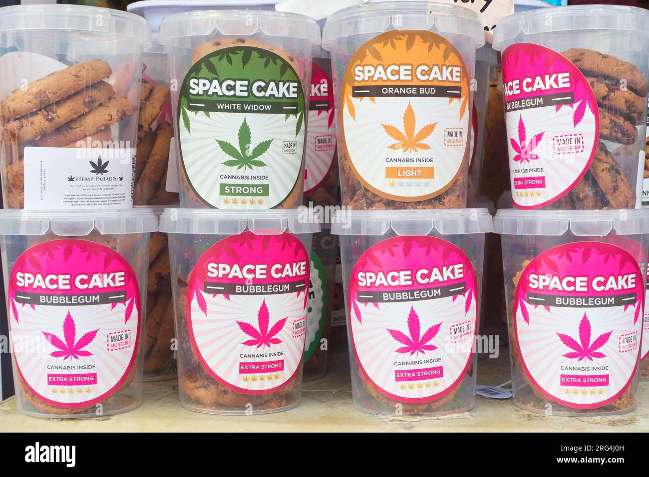 Amsterdam, Niederlande - 1. August 2023: Kekse mit Cannabis und Knospen von Marihuana, die in einem Tourismusgeschäft in Amsterdam, Niederlande, verkauft werden Stockfoto