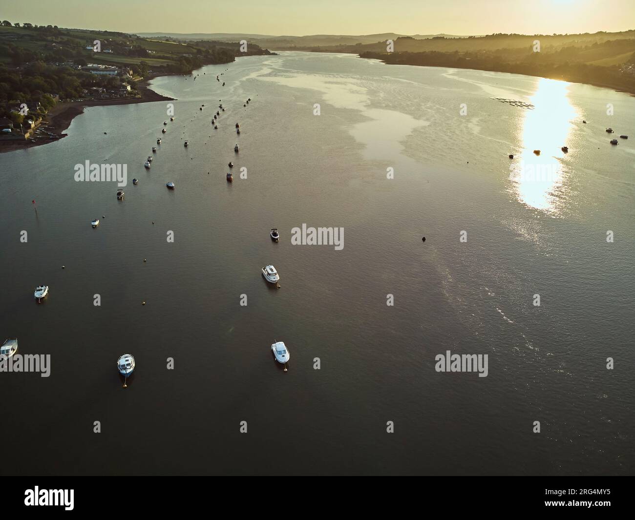 Ein abendlicher Blick auf das Landesinnere flussaufwärts entlang der Mündung des Teign, in Shaldon, an der Südküste von Devon, Großbritannien Stockfoto