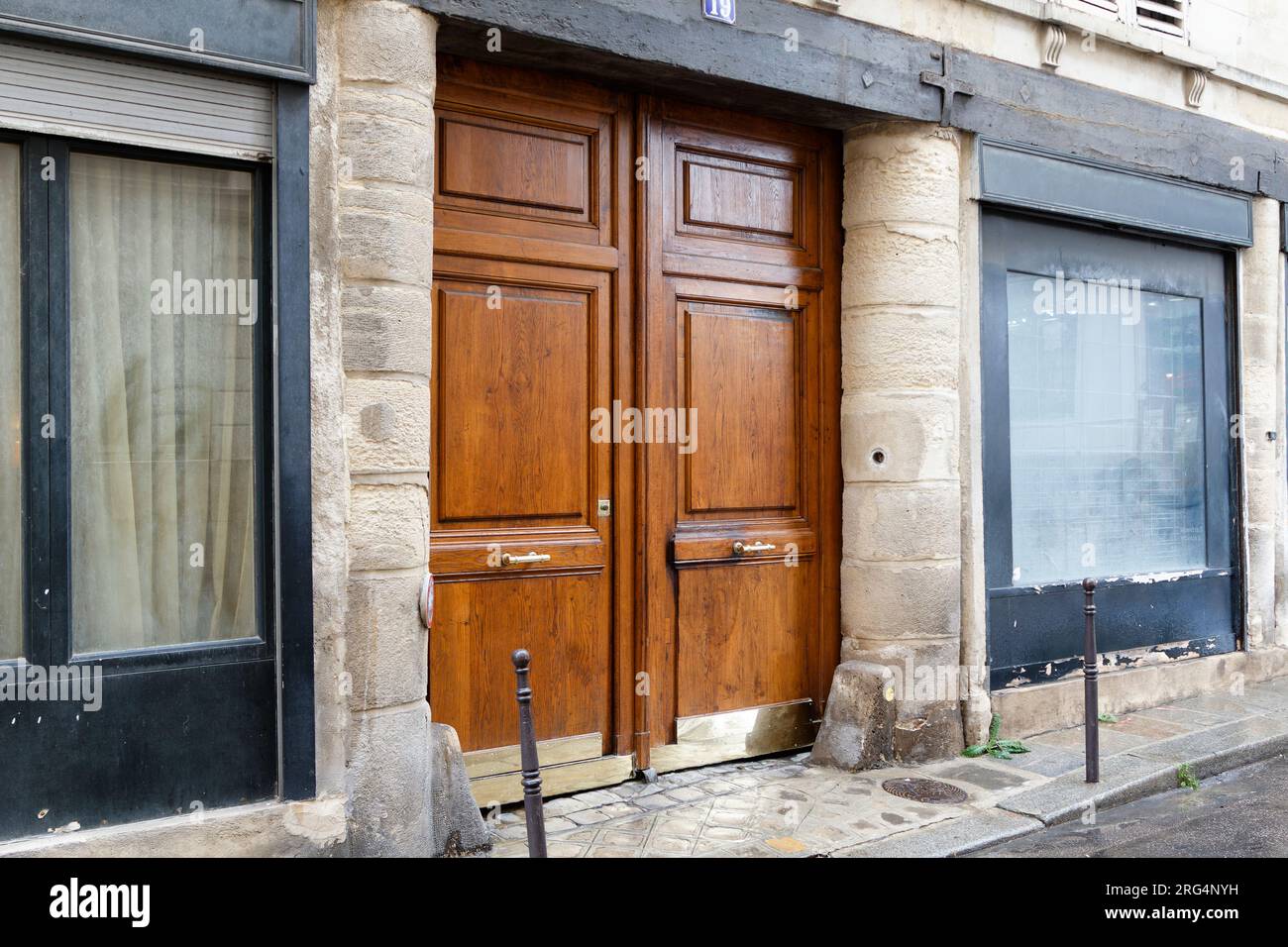 Zwei der letzten vier romanischen Säulen, die heute in Paris existieren - die Saint-Aignan-Kapelle (wahrscheinlich der Ort, an dem Heloise und Abelard geheiratet haben) - Paris Stockfoto