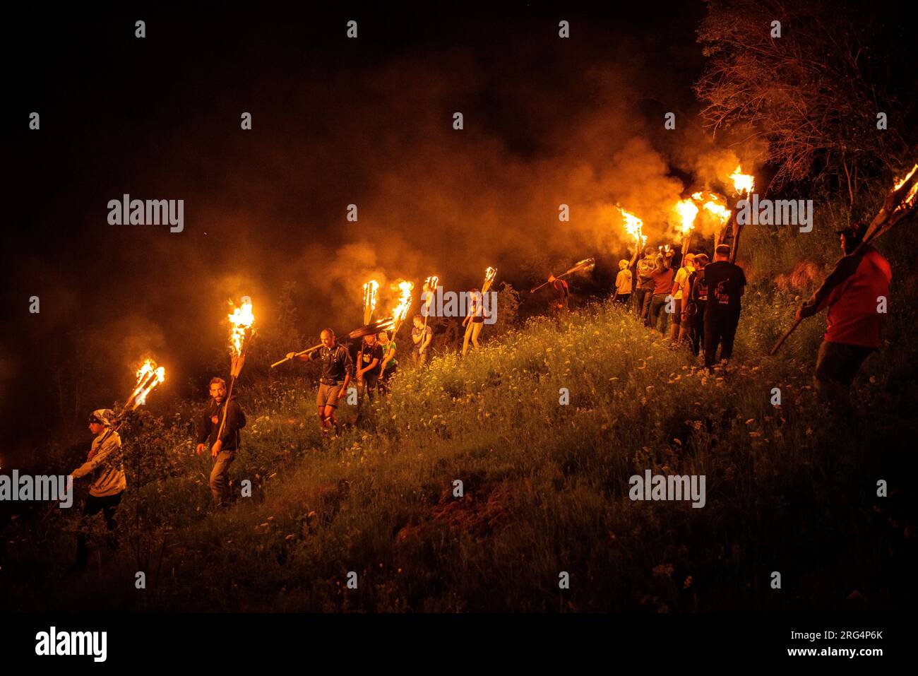 Abstieg des Falles de Durro Feuerfestes von der Einsiedlung Sant Quirc in die Stadt (Ribagorcka, Lleida, Katalonien, Spanien, Pyrenäen) Stockfoto