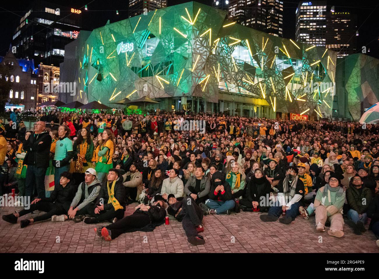 Melbourne, Australien, 7. August 2023. Auf dem voll besetzten Federation Square finden Hunderte von Fußballfans Platz, während sie bei der FIFA Frauen-Weltmeisterschaft voller Angst zusehen, wie die Matildas gegen Dänemark antreten. Kredit: Jay Kogler/Alamy Live News Stockfoto