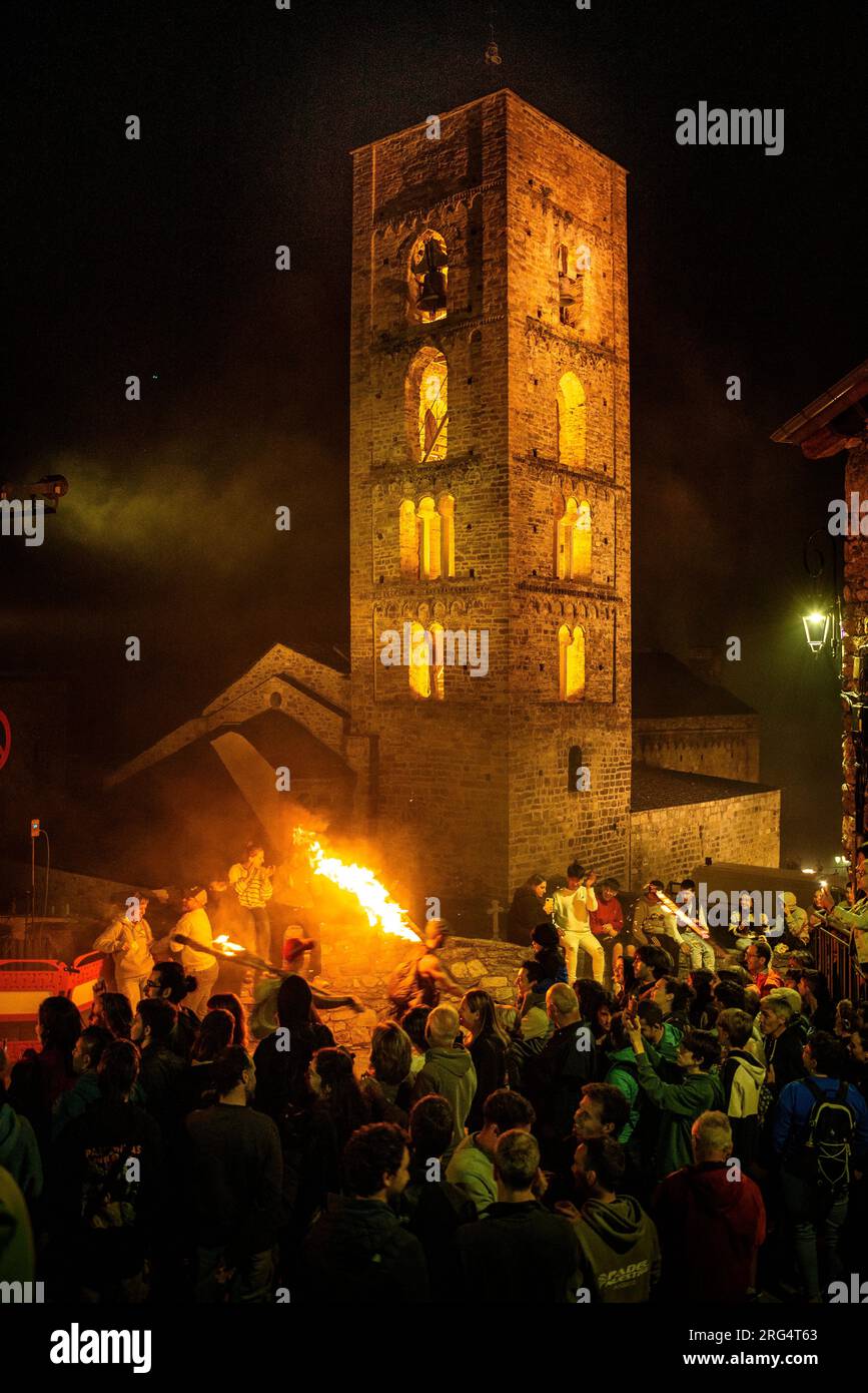 Nachbarn, die vor der Kirche des Nativitat de Durro am Abstieg von Falles von 2023 vorbeifahren (Vall de Boí, Lleida, Katalonien, Spanien, Pyrenäen) Stockfoto