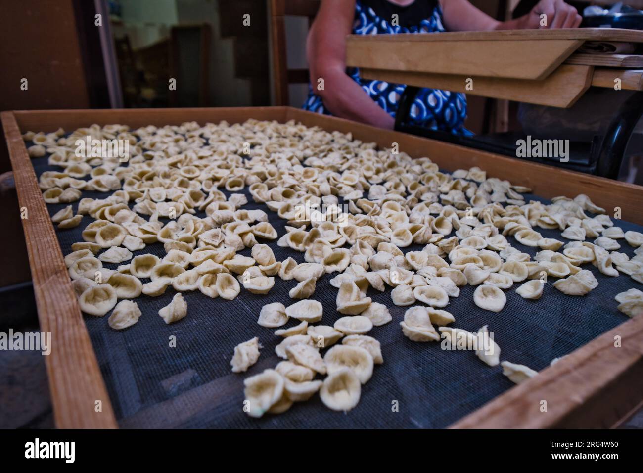 Aus nächster Nähe sehen Sie frische rohe Orekchiette, typische apulianische Pasta, in der Innenstadt von Bari Stockfoto