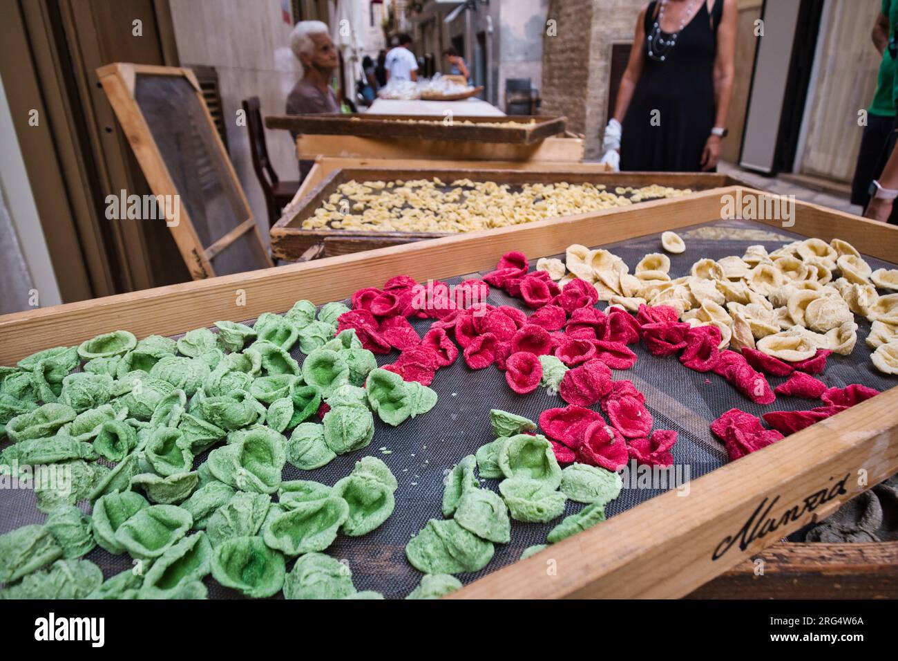 Aus nächster Nähe sehen Sie frische rohe Orekchiette, typische apulianische Pasta, in der Innenstadt von Bari Stockfoto