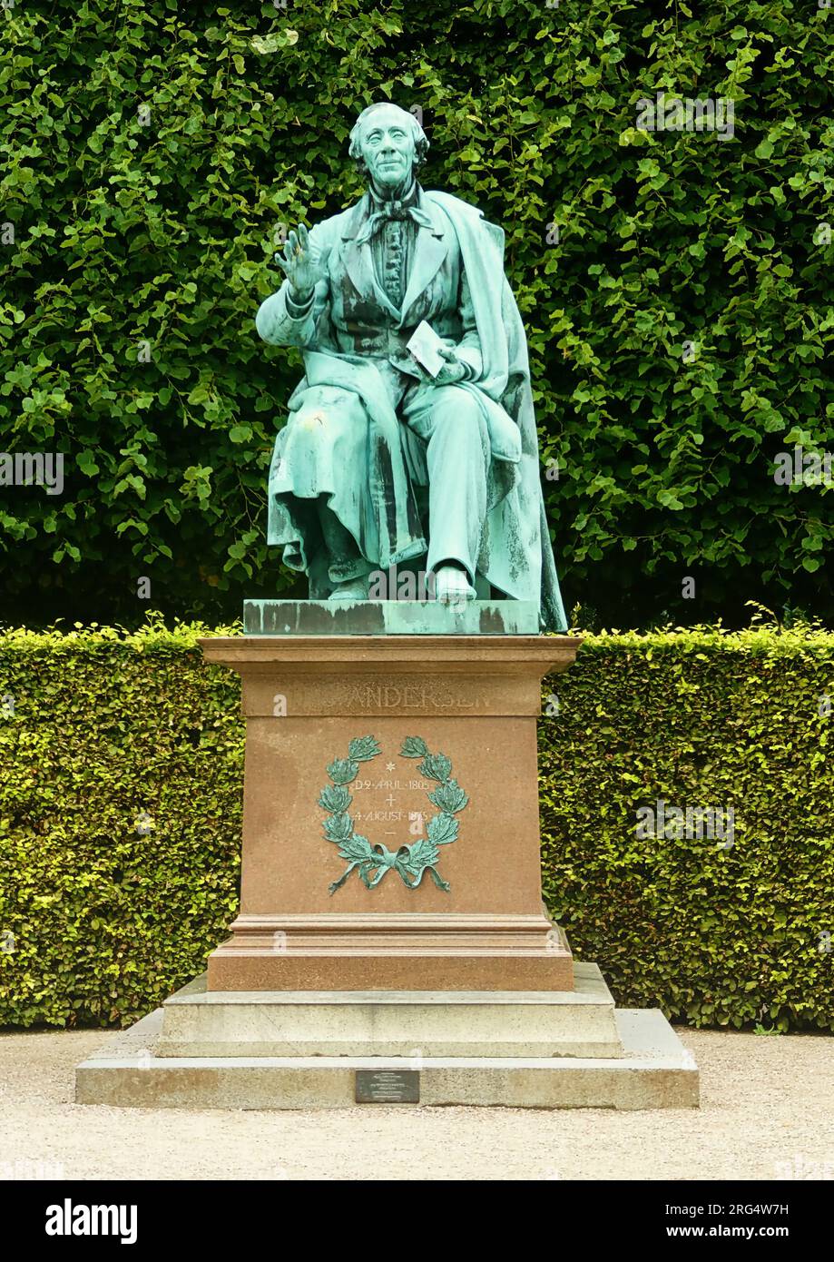 Öffentlicher Park Kopenhagen King's Garden (Kongens Have): Frontalblick auf das Bronzemonument für Hans Christian Andersen mit einem Buch in der Hand, von August V. Saab Stockfoto