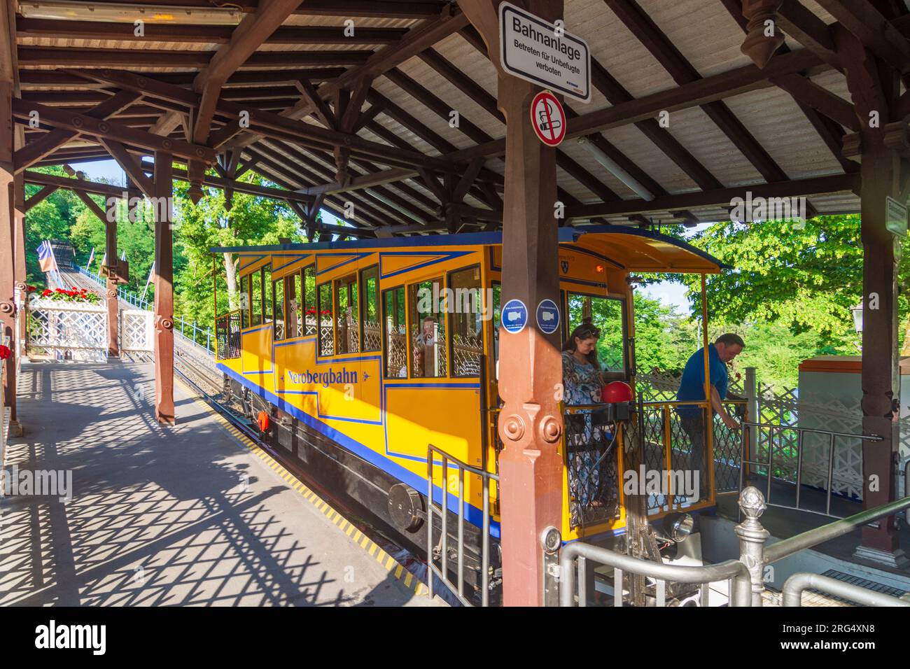 Wiesbaden: Standseilbahn Nerobergbahn am unteren Bahnhof in Rheingau, Hessen, Hessen, Deutschland Stockfoto