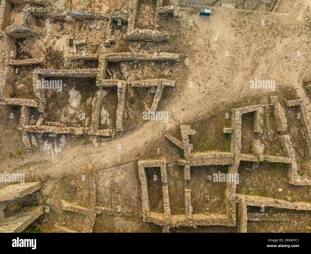 Zenithale Luftaufnahme der iberischen Siedlung Santa Creu (Alt Empordà, Girona, Katalonien, Spanien) ESP: Vista aérea cenital de un poblado ibérico Stockfoto