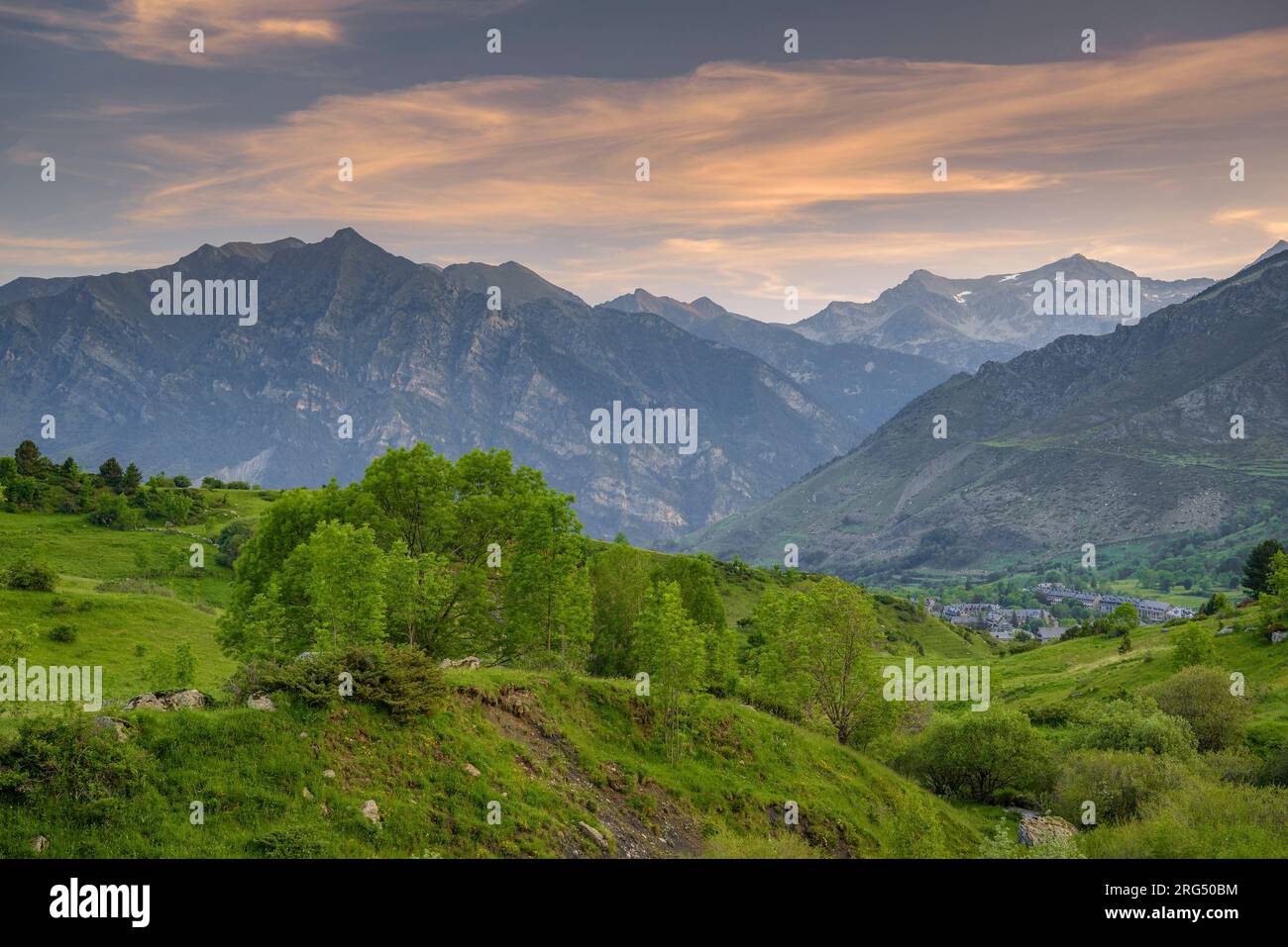 Sonnenaufgang in den Bergen des Boí-Tals an einem Sommermorgen (Lleida, Katalonien, Spanien, Pyrenäen) ESP: Amanecer en las montañas del valle de Boí Stockfoto