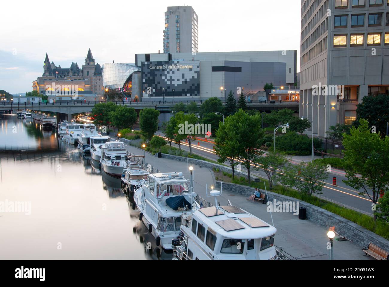 Boote entlang des Rideau Canal und der Skyline, früh nachts, Ottawa, Ontario, Kanada Stockfoto