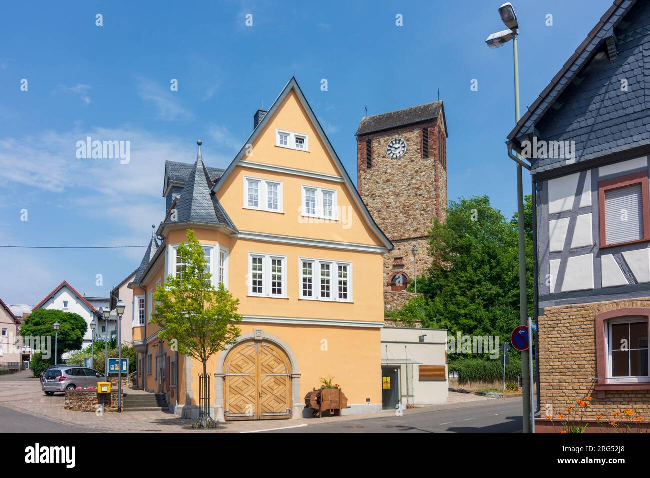 Niedernhausen: kirche und Altes Rathaus im Dörfchen Oberjosbach im Taunus, Hessen, Deutschland Stockfoto