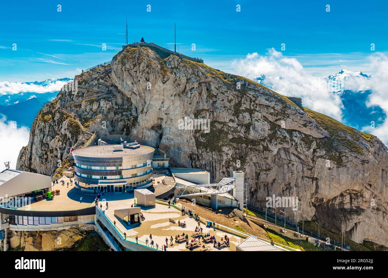 Malerischer Blick auf die Pilatus Bergstation mit dem Hotel Bellvue, der Panoramaterrasse und dem Esel-Gipfel im Hintergrund. Der Pilatus ist ein... Stockfoto