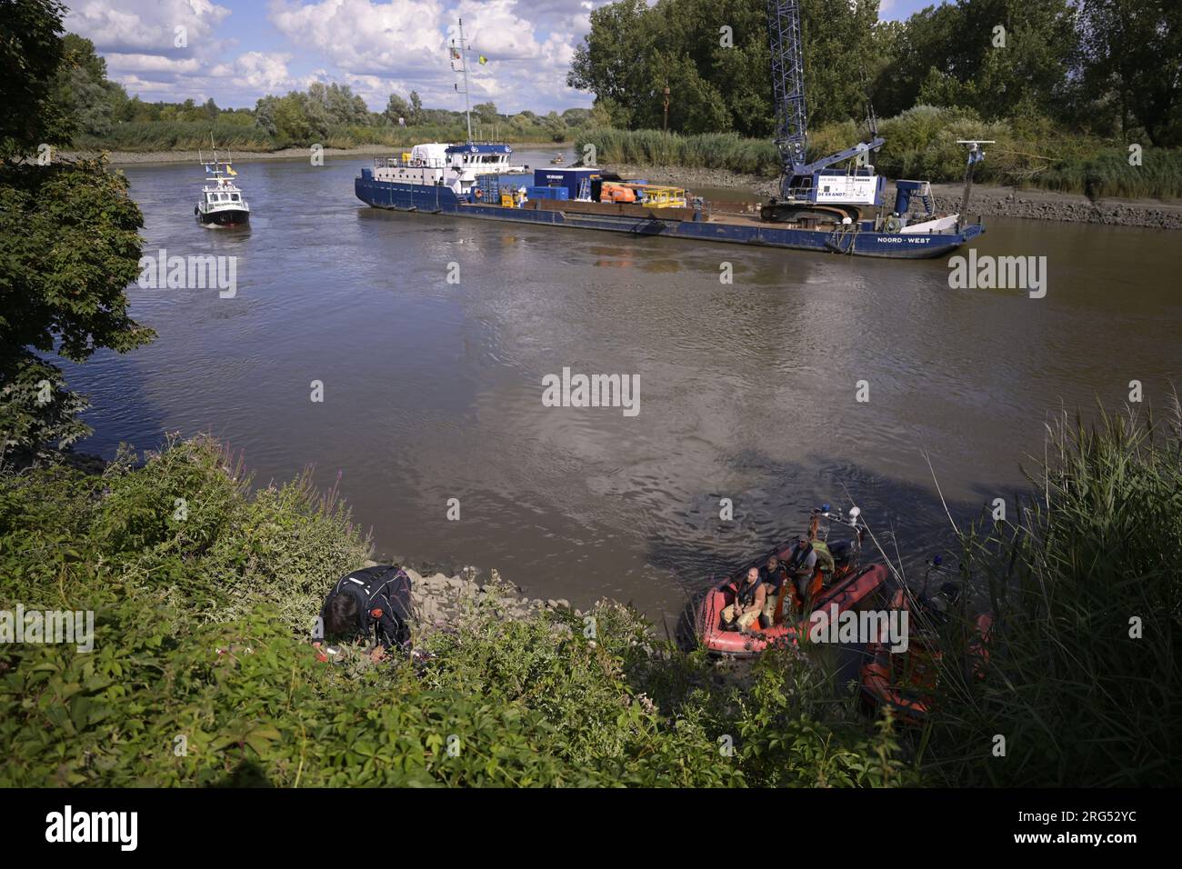 Dendermonde, Belgien. 07. Aug. 2023. Die Abbildung zeigt den Ort, an dem ein Frachtschiff in Grembergen bei Dendermonde gesunken ist. Der Kapitän, ein Mann aus Charleroi, wird vermisst, die Rettungsdienste suchen nach dem Mann mit Tauchern. Das Schiff der Firma Jogo Logistics ist in knapp 15 Minuten gesunken. BELGA FOTO LAURIE DIEFFEMBACQ Kredit: Belga News Agency/Alamy Live News Stockfoto