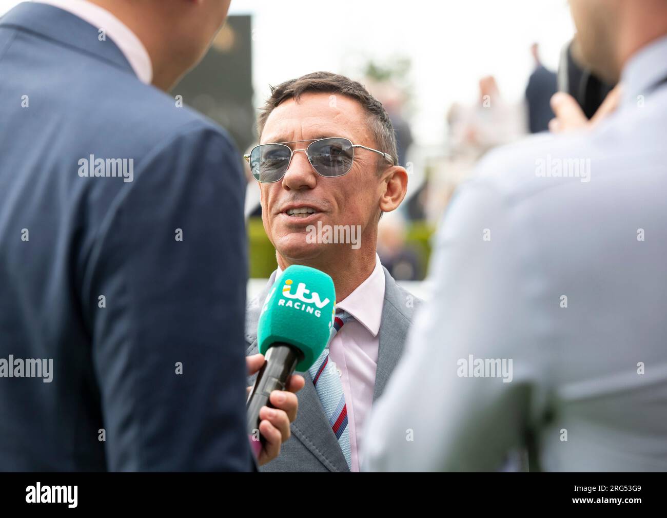 Jockey Frankie Dettori spricht während des Qatar Goodwood Festival Meeting 2023 auf der Rennbahn Goodwood, Chichester, vor der Presse Stockfoto