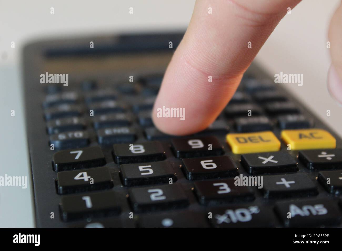 Ein Foto einer Person, die einen Taschenrechner verwendet. Stockfoto