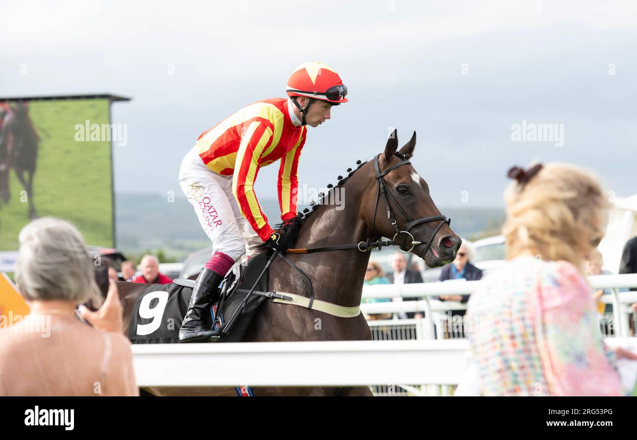 Jockey Oisin Murphy reitet Crazy Luck am 1. Tag des Qatar Goodwood Festival Meeting 2023 auf der Goodwood Racecourse, Chichester Stockfoto