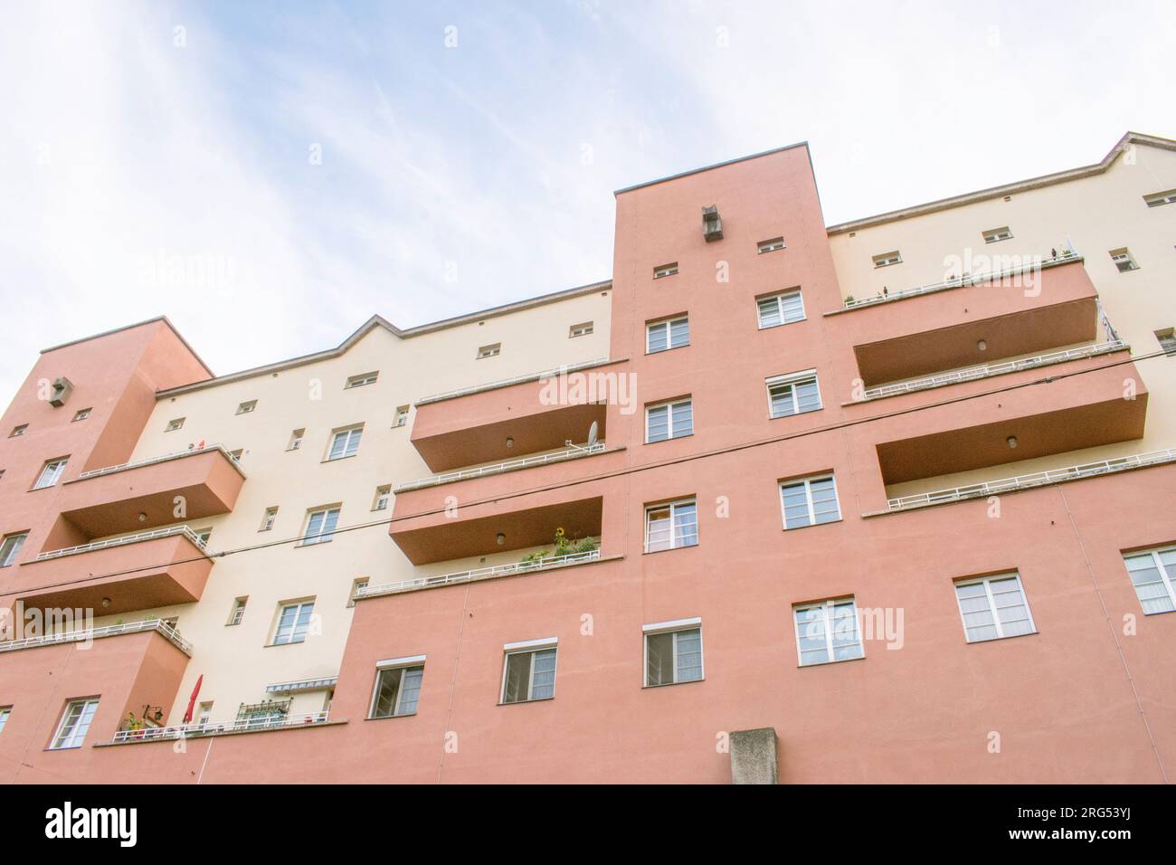 Wien, Österreich. 06. August 2023: Karl-Marx-Hof-Wohnkomplex und die längsten Wohngebäude der Welt. Erbaut zwischen 1927 und 1930. Stockfoto
