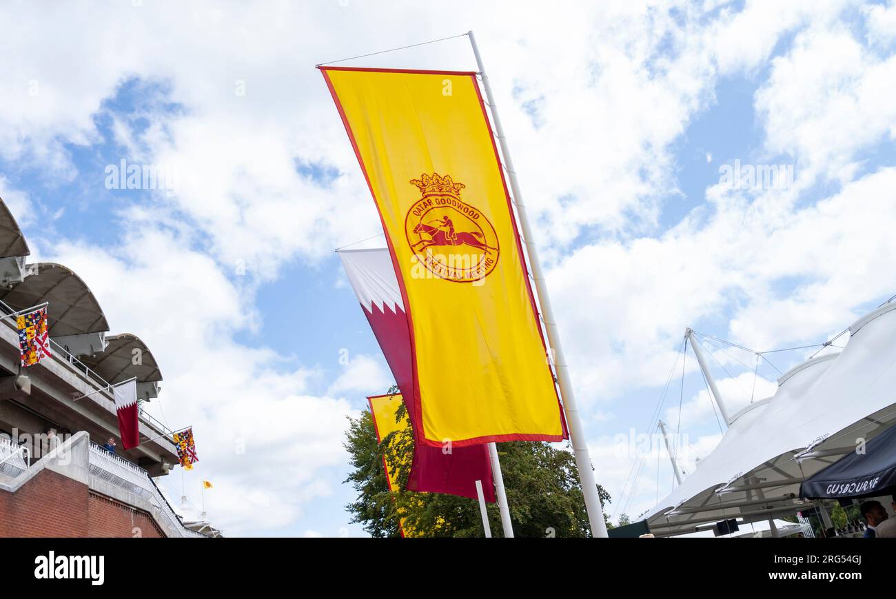 Die Flagge von Goodwood weht während des Qatar Goodwood Festival Meeting 2023 auf der Goodwood Racecourse, Chichester Stockfoto