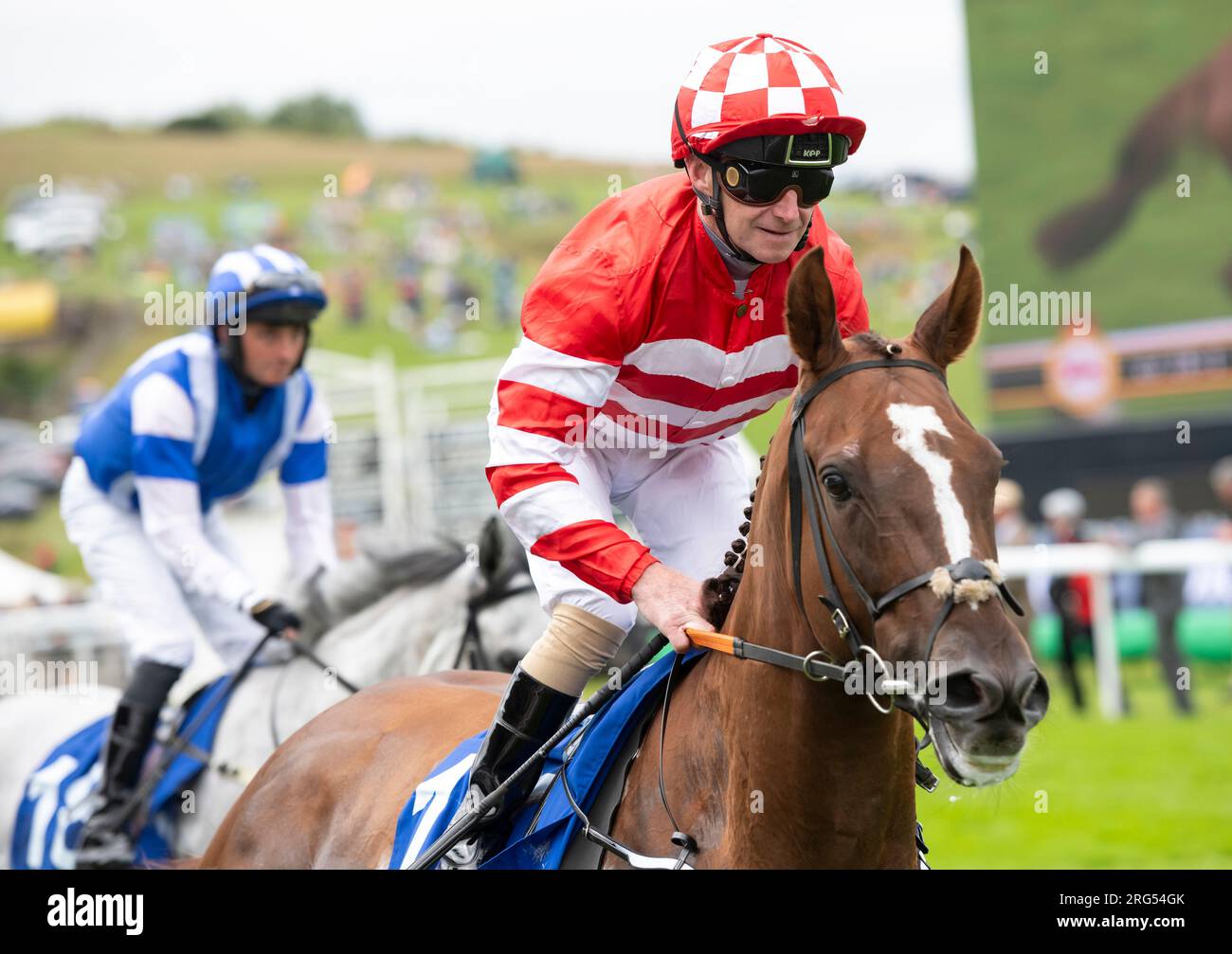 Jockey Joe Fanning reitet Tronador am 4. Tag des Qatar Goodwood Festival Meeting 2023 auf der Goodwood Racecourse, Chichester Stockfoto