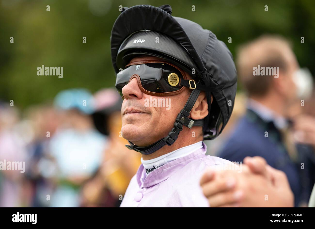 Jockey Frankie Dettori macht sich bereit für die Fahrt am 4. Tag des Qatar Goodwood Festival Meeting 2023 auf der Goodwood Racecourse, Chichester Stockfoto