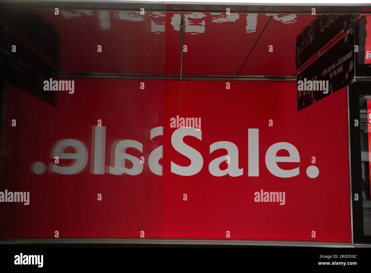 An Silvester findet sich an einer Bushaltestelle in der Oxford Street im Zentrum von London eine Beschilderung zum Verkauf. Stockfoto