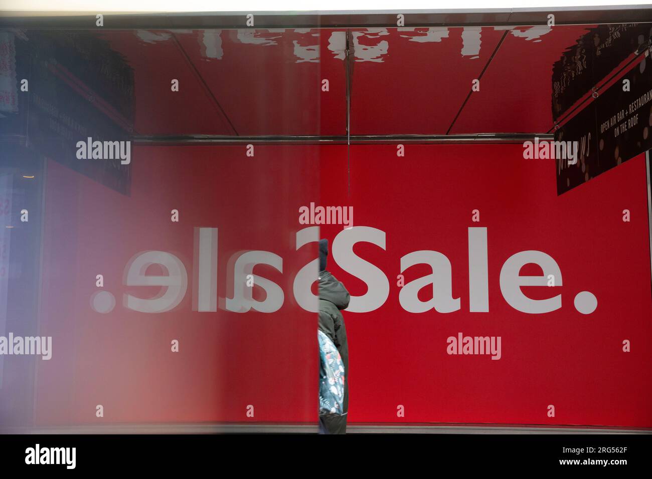 An Silvester findet sich an einer Bushaltestelle in der Oxford Street im Zentrum von London eine Beschilderung zum Verkauf. Stockfoto
