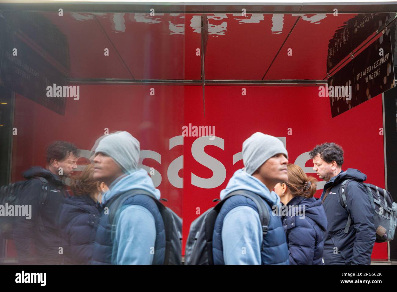 An Silvester findet sich an einer Bushaltestelle in der Oxford Street im Zentrum von London eine Beschilderung zum Verkauf. Stockfoto