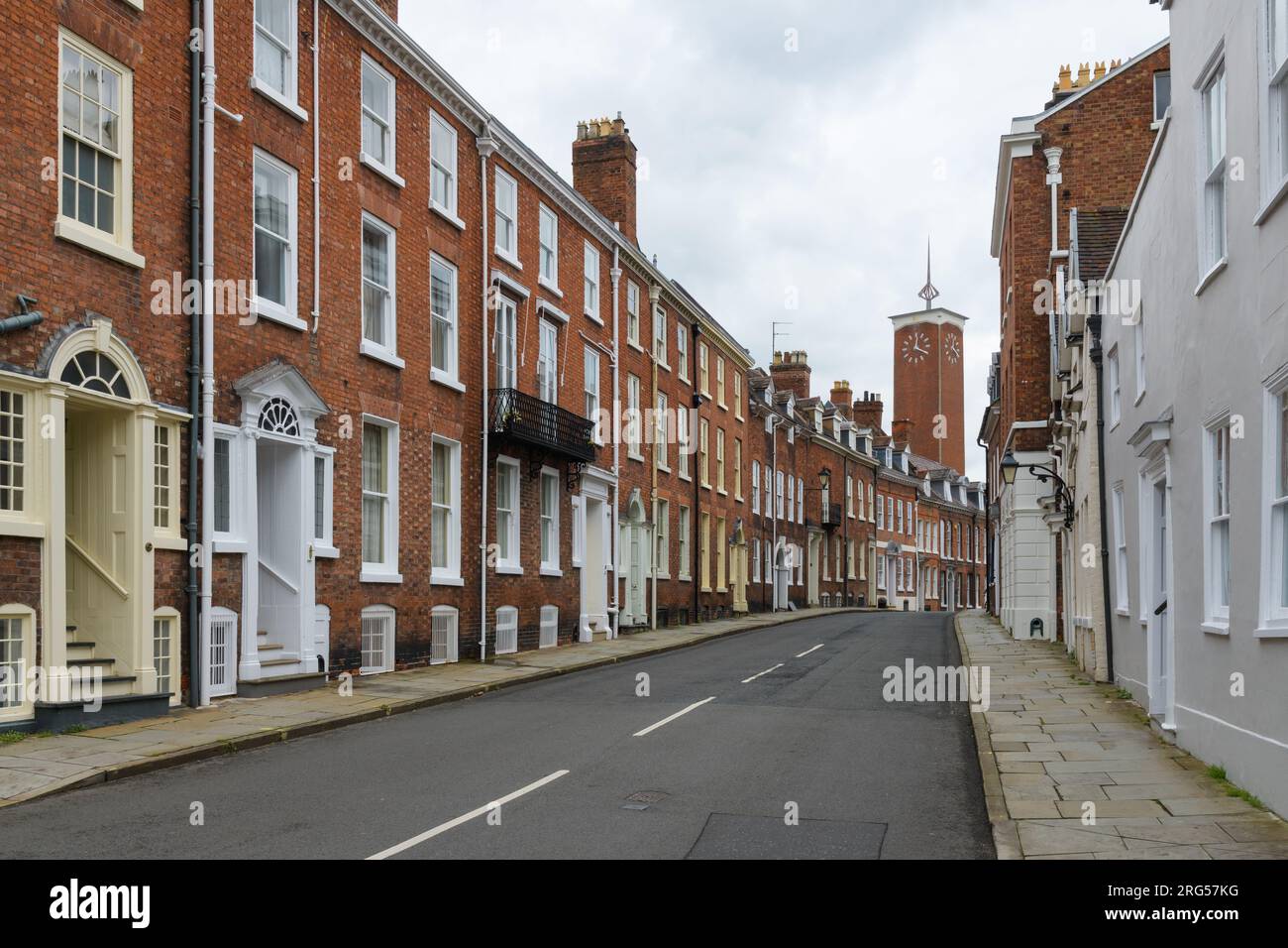 Shrewsbury, Großbritannien - 24. Juli 2023; eine Reihe historischer Terrassenhäuser und eine Marktuhr auf St. John's Hill Shrewsbury Stockfoto