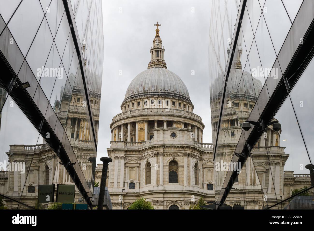 London, Großbritannien - 31. Juli 2023; St. Pauls Cathedral Gebäude reflektiert in Glaswänden von One New Change Stockfoto