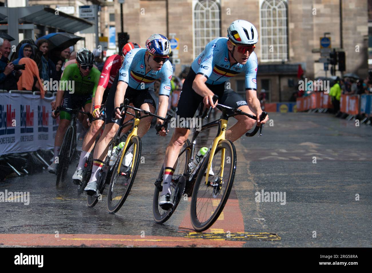 Thijs Benoot führt Wout van Aert beim UCI World Championship Elite Men's Road Race in Glasgow, Schottland, durch eine Ecke Stockfoto