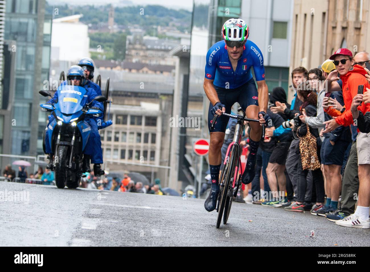 Beim UCI World Championships - Elite Men Road Race in Glasgow, Schottland, besteigt Alberto Bettiol einen Hügel Stockfoto